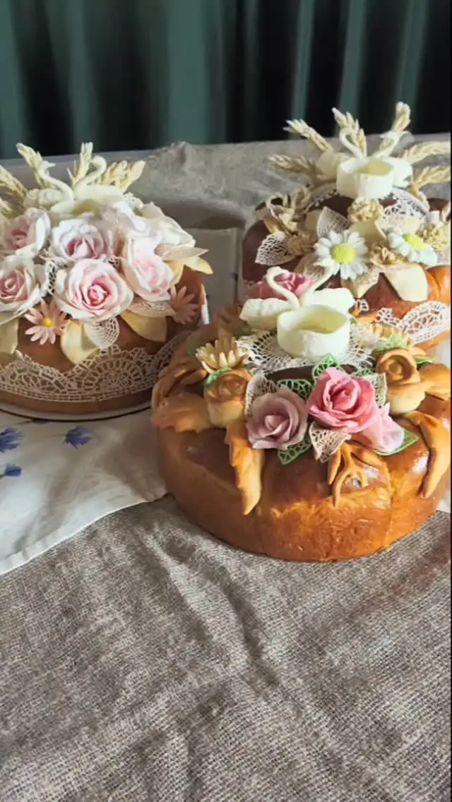 Хлеб-соль с цветными цветами из сахарной пасты фото 3