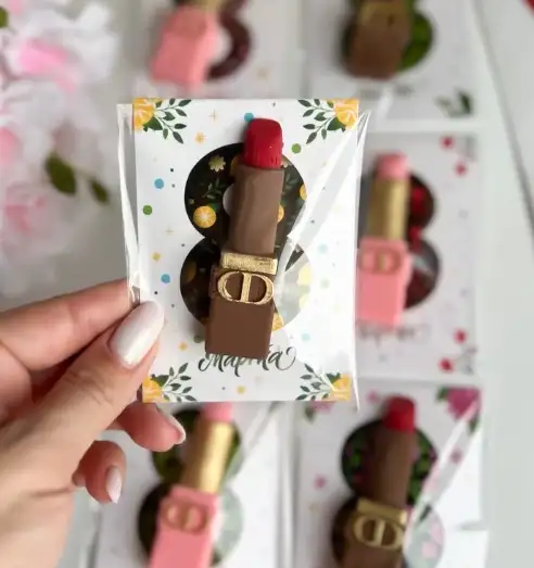 Мини-открытка с шоколадной помадой