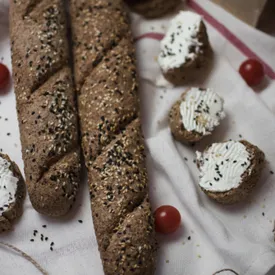 Багет из пророщенного зерна с кунжутом, 270 г.