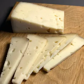 Козий сыр полутвердый "Кабра Аль Вино"