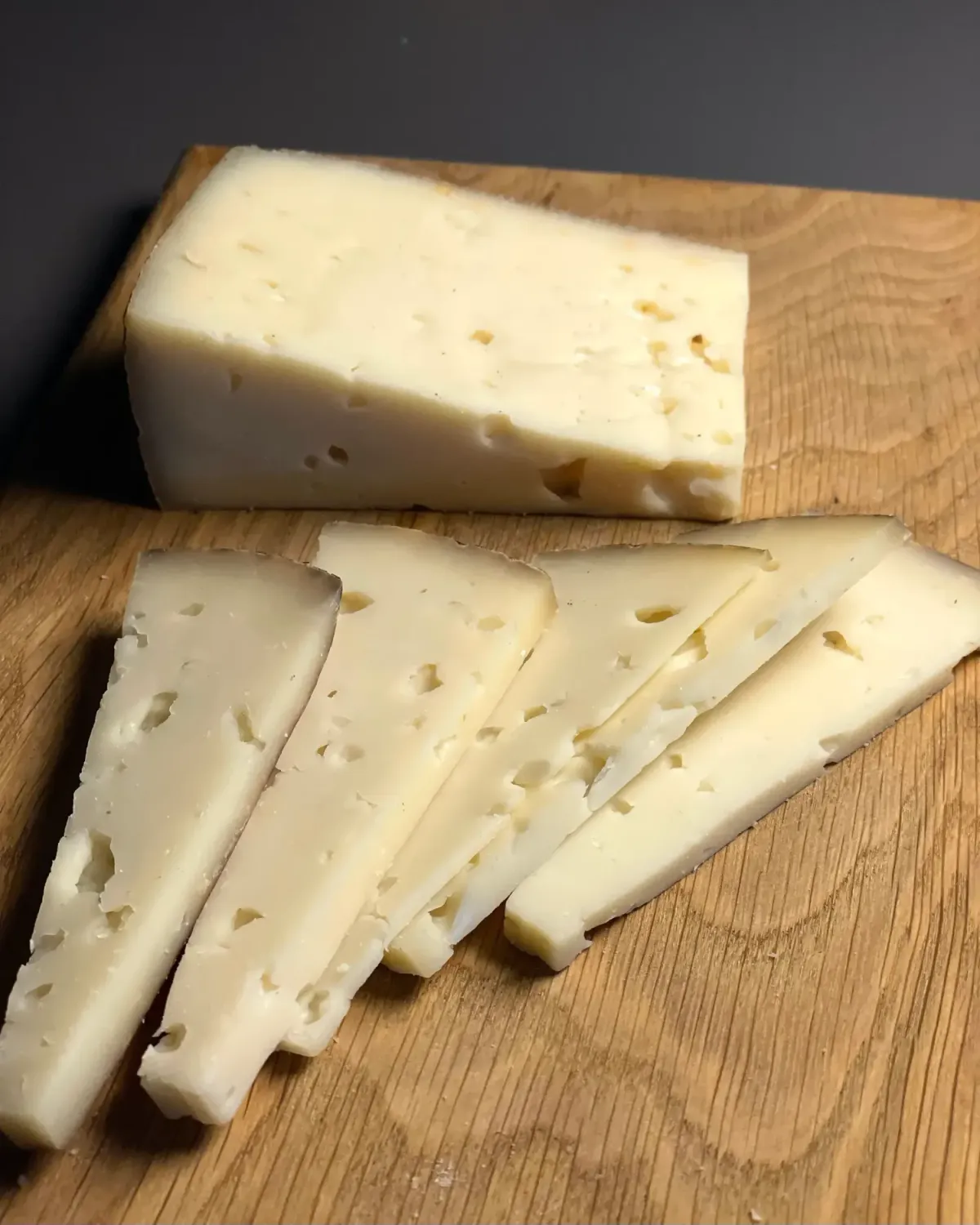 Козий сыр полутвердый "Кабра Аль Вино" фото 1