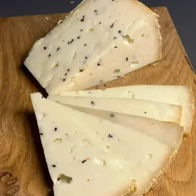 Козий полутвердый сыр с черным тмином