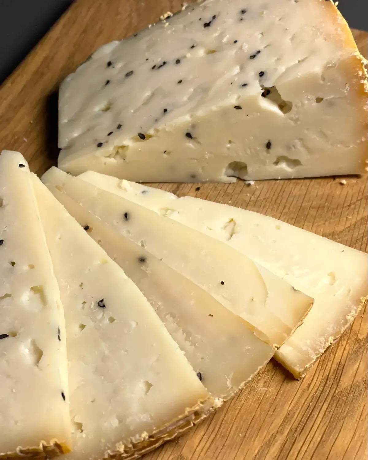 Козий полутвердый сыр с черным тмином фото 3