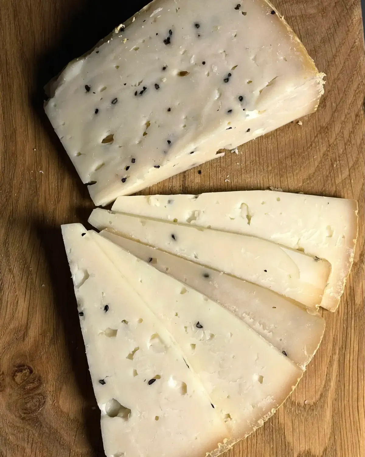 Козий полутвердый сыр с черным тмином фото 2