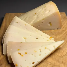 Козий сыр полутвердый с пажитником