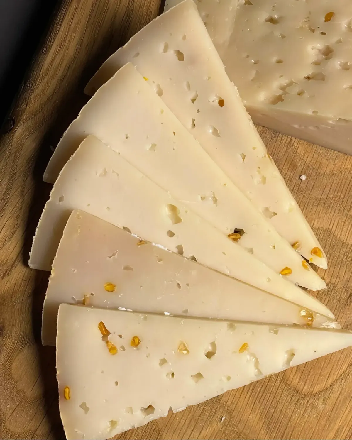 Козий сыр полутвердый с пажитником фото 2