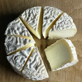 Козий мягкий сыр с белой плесенью