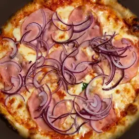 Пицца с ветчиной и красным луком