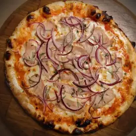 Пицца с тунцом и луком