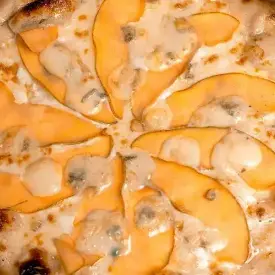 Пицца с грушей и горгонзолой