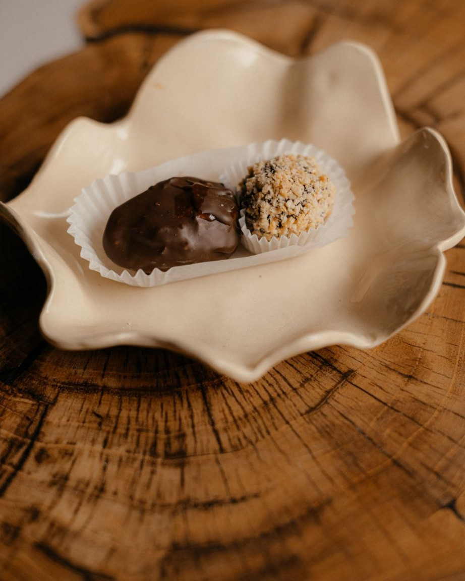 Финик в шоколаде с вишней и миндалем, 1 шт. фото 1