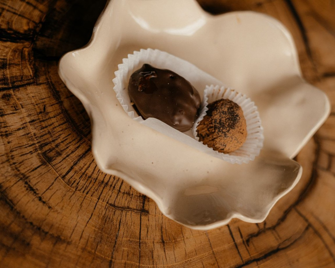 Финик в шоколаде с вишней и миндалем, 1 шт. фото 2