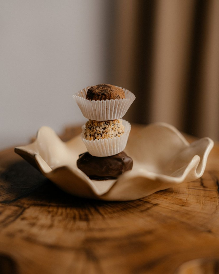 Финик в шоколаде с вишней и миндалем, 1 шт. фото 3