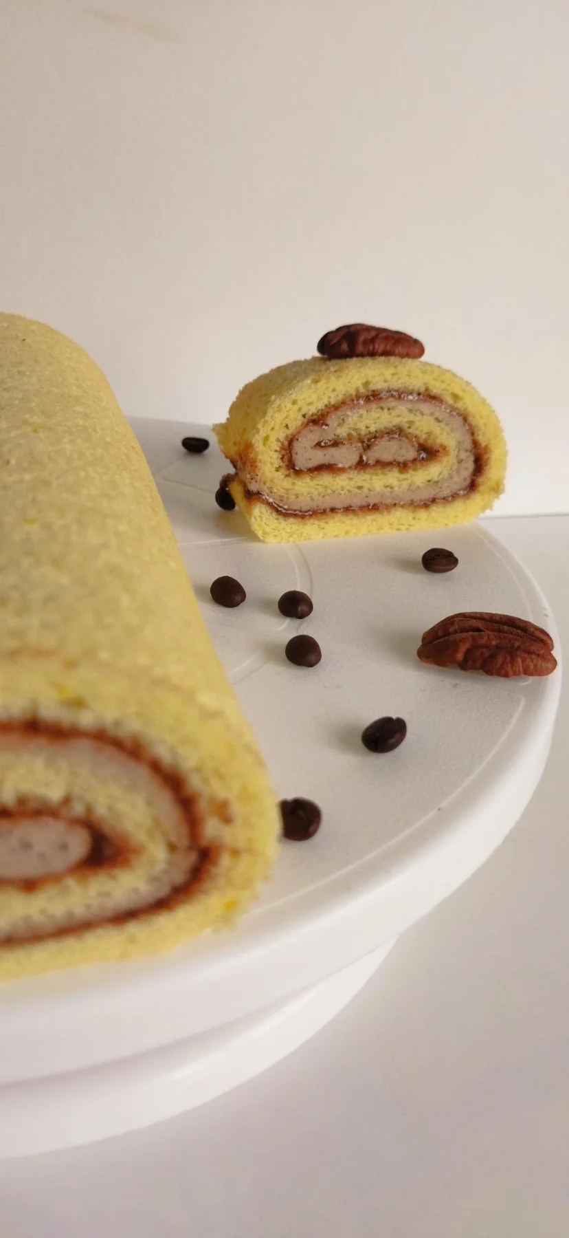 Бисквитный рулет с шоколадом и орехами фото 2