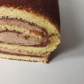 Бисквитный рулет с шоколадом и орехами