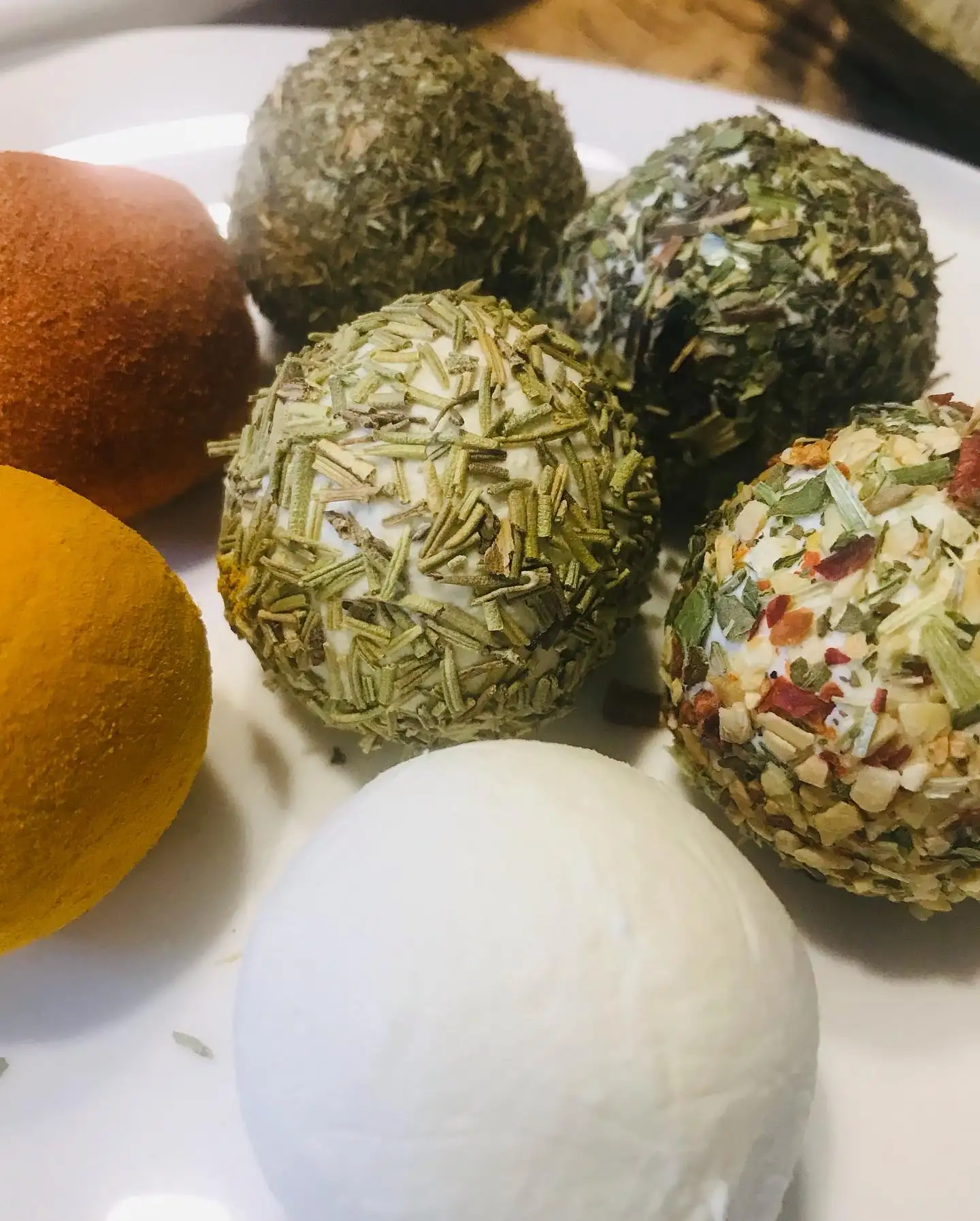 Сливочный сыр в шариках в банке фото 2