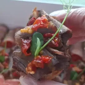 Кростини с говядиной