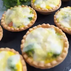 Мини-киши с форелью и брокколи