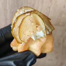 Профитроли с кремом дор-блю и грушей