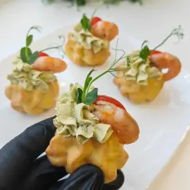 Профитроли с кремом из базилика и креветкой