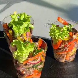 Салат с говядиной и овощами