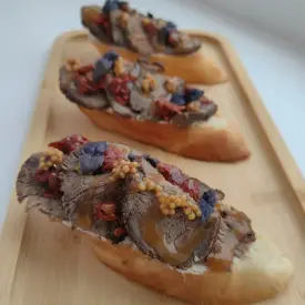 Брускетта с бужениной