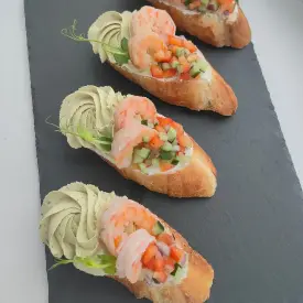 Брускетта с креветками и овощной сальсой