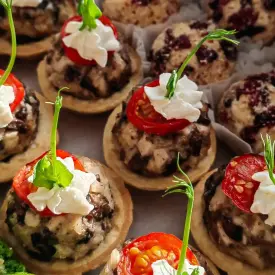 Тарталетки с запеченными грибами и курицей