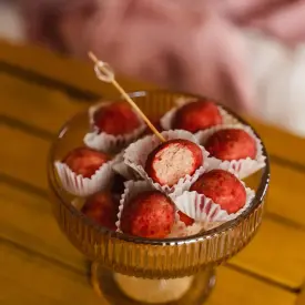 Конфеты с сублимированной ягодой клубники и маслом дикого апельсина