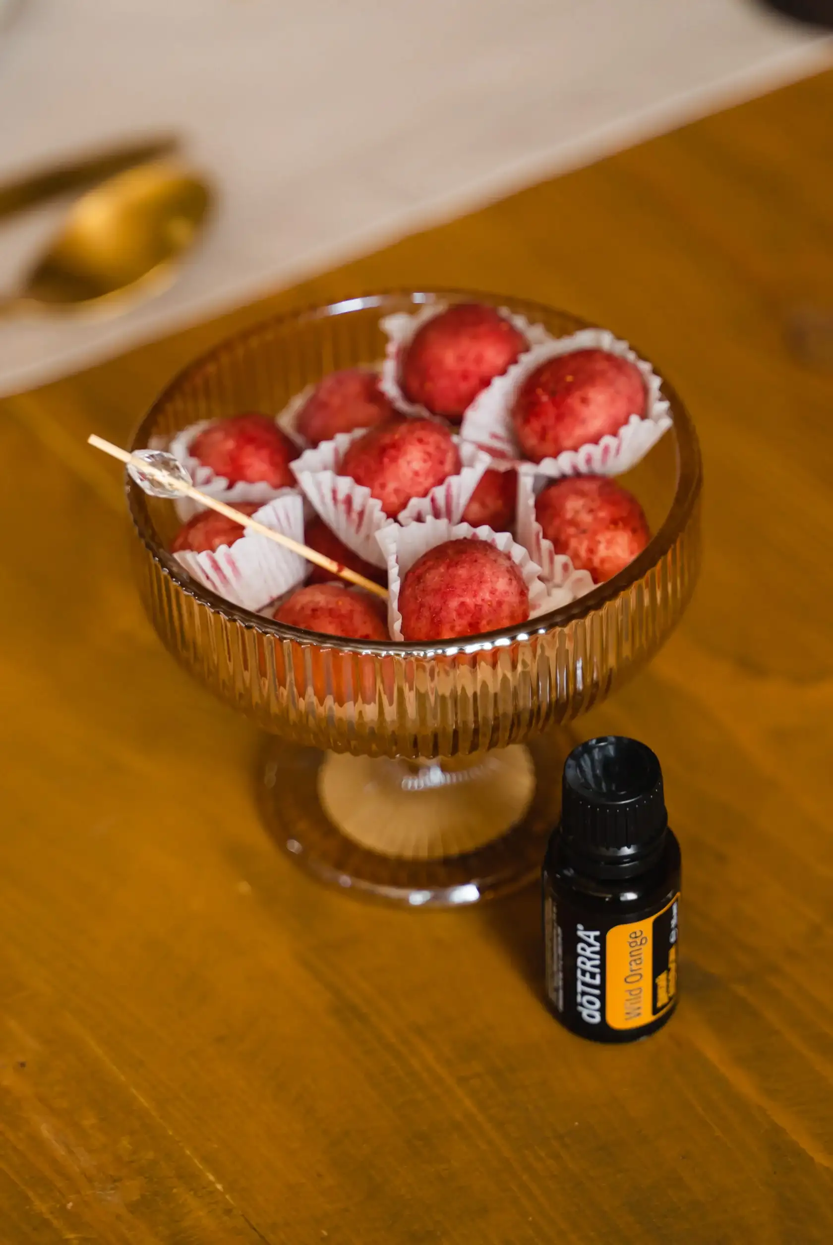 Конфеты с сублимированной ягодой клубники и маслом дикого апельсина фото 3