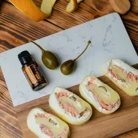 Рулет сырный с копчёной форелью с маслом дикого апельсина и каперсами