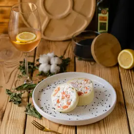 Сыр Segreto (Секрет) со слабосоленой форелью с чёрным кунжутом и маслом бергамота