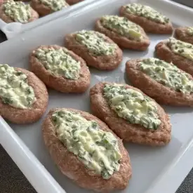 Мясные лодочки с луком и яйцом