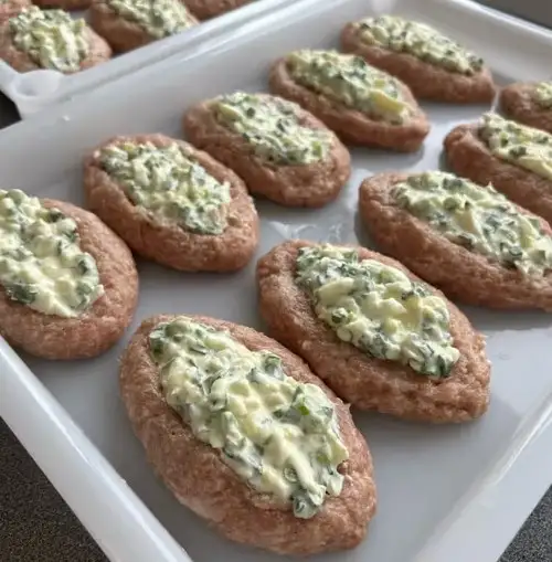 Мясные лодочки с луком и яйцом