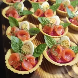 Корзиночки со свекольно-творожным кремом и ласосем