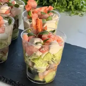 Салат с креветками и беконом