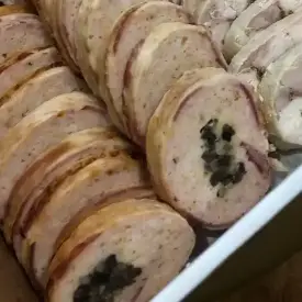 Рулет куриный в беконе с грибами