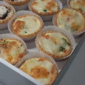 Мини-киши с брокколи и форелью