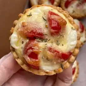 Мини-киши с моцареллой и черри