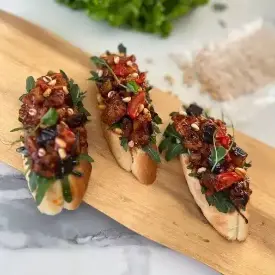 Брускетта с курочкой терияки