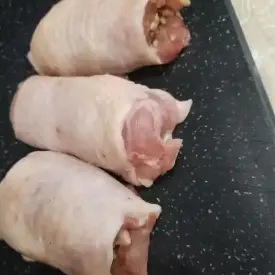 Рулетки из куриных бедрышек с черносливом