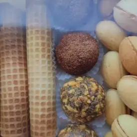 Набор орешков, трубочек со сгущенкой