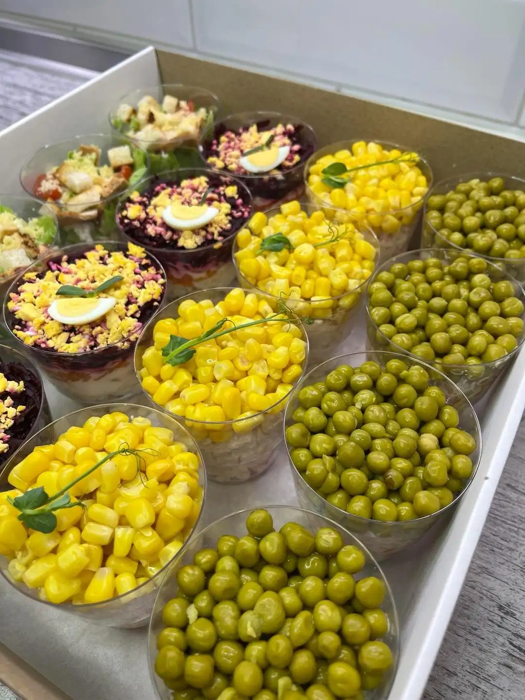 Классические салаты в стаканчиках