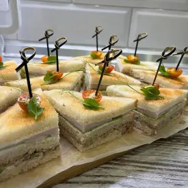 Сендвич с тунцом и ветчиной