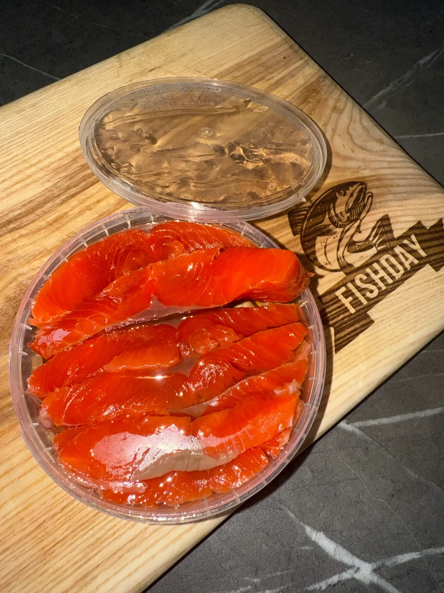 Ломтики нерки слабосолёной в масле