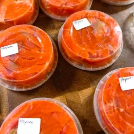 Ломтики форели слабосолёной в масле