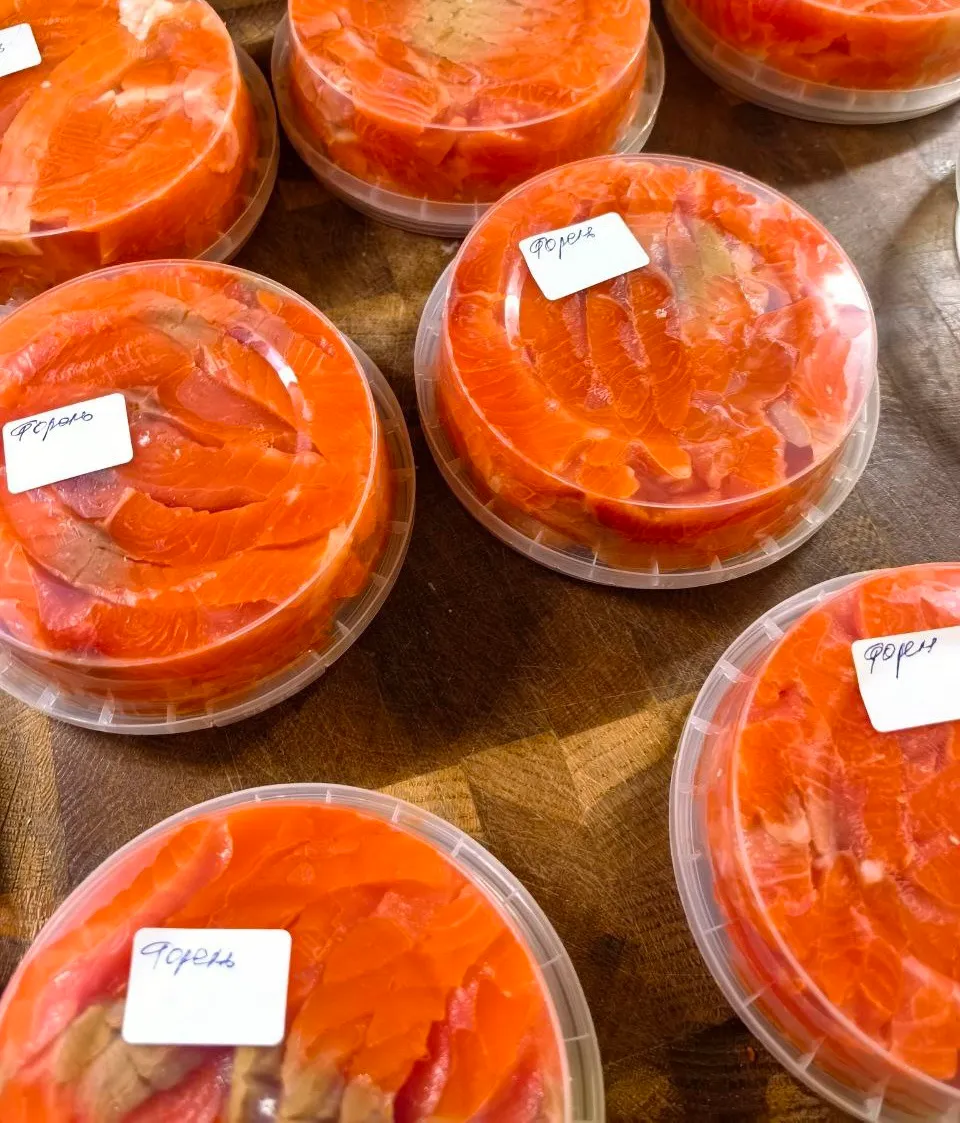 Ломтики форели слабосолёной в масле