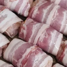 Куриные рулетики в беконе