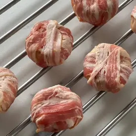 Шампиньоны для гриля в беконе