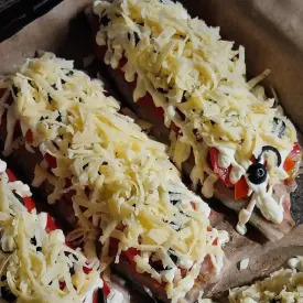 Скумбрия, запеченая с помидорами